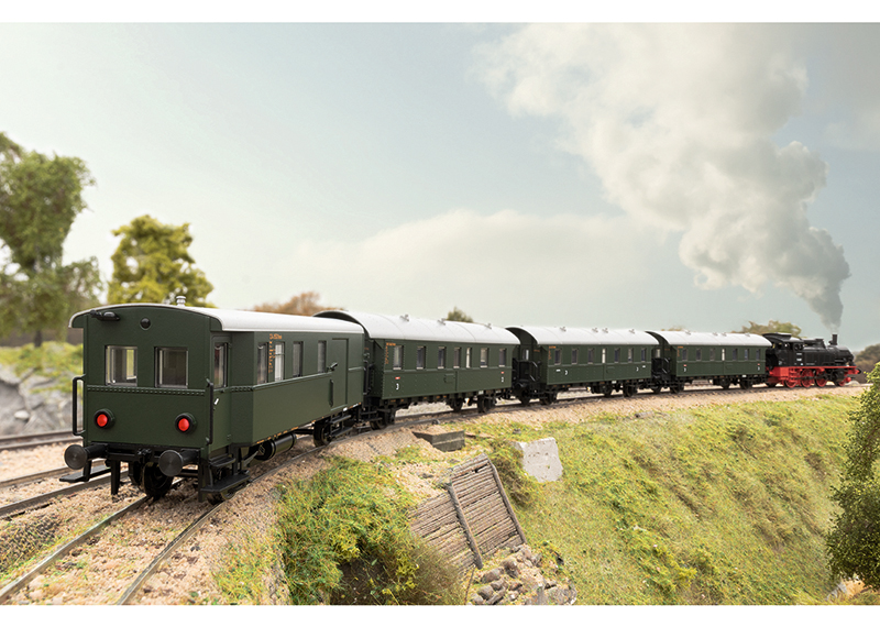 Passenger Car Set with a Cab Control Car | Trix Websites