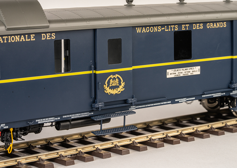EDELWEISS Pullman Car Set | Maerklin US